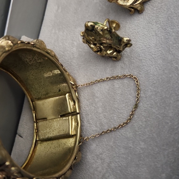 WHITING & DAVIS Bracelet and matching clip on screw bk earrings - Picture 10 of 12